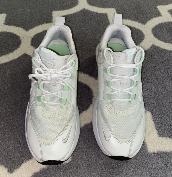 Nike Women’s Air Max Verona - Image 2