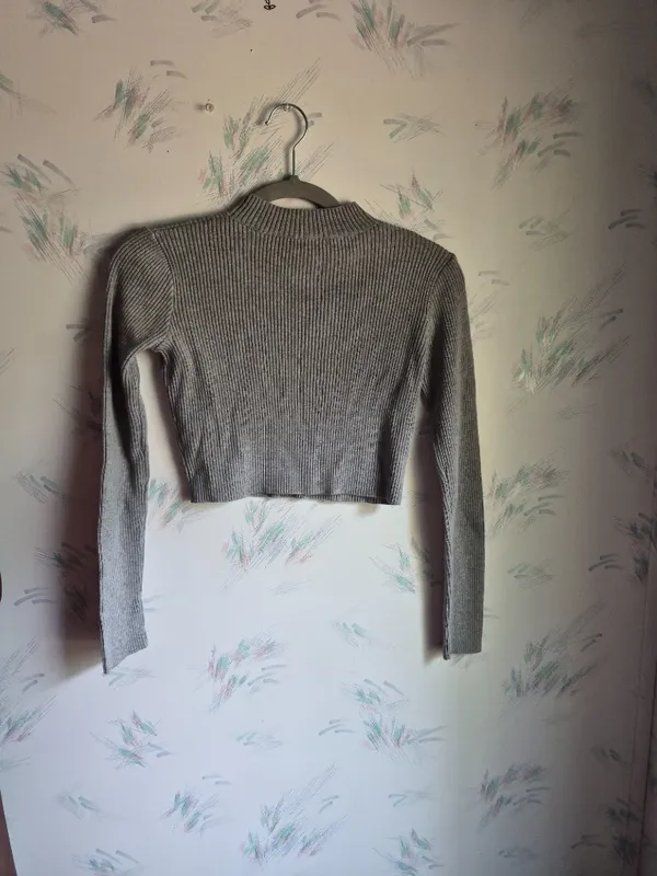 Brandy Melville Gray cropped Sweater - Image 5