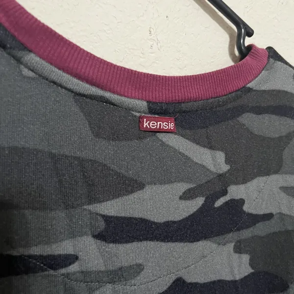 Kensie Women Camo Long Sleeve Top Grey Black Burgundy Trim Size L - Image 7