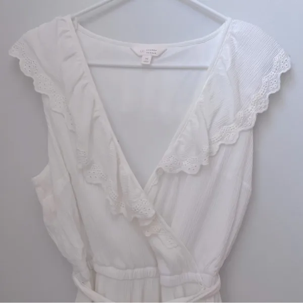 Lauren Conrad White Dress with Tie Belt Size Medium - Image 3