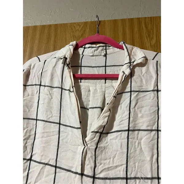 Lush White Plaid Woman’s Long Sleeve V-Neck Top Size Medium - Image 5