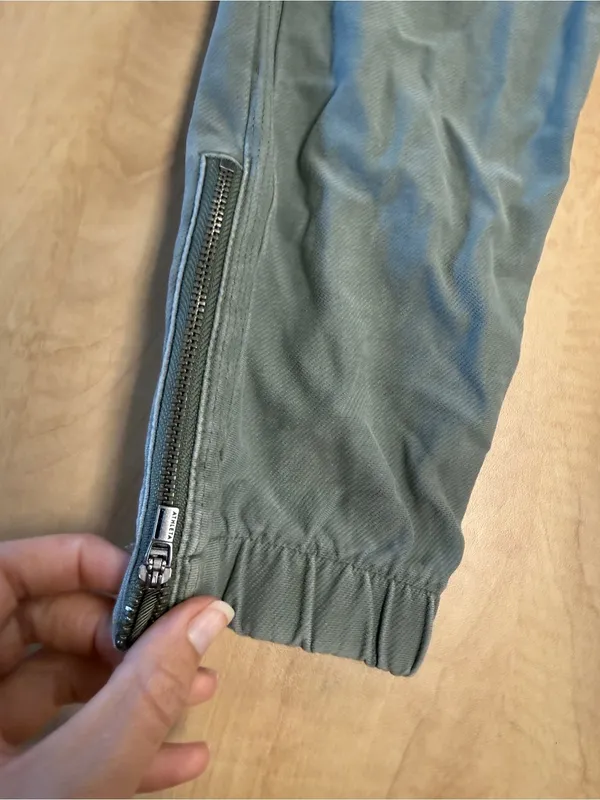 Athleta Light Gray/Green Jogger Pants with Zippered Pockets size 4 - Image 6