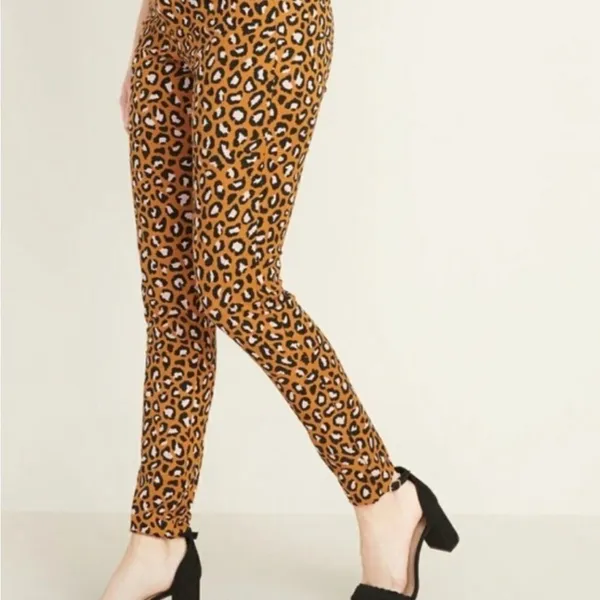 Old Navy Ankle Length Leopard Print Pants(Size 6) - Image 3