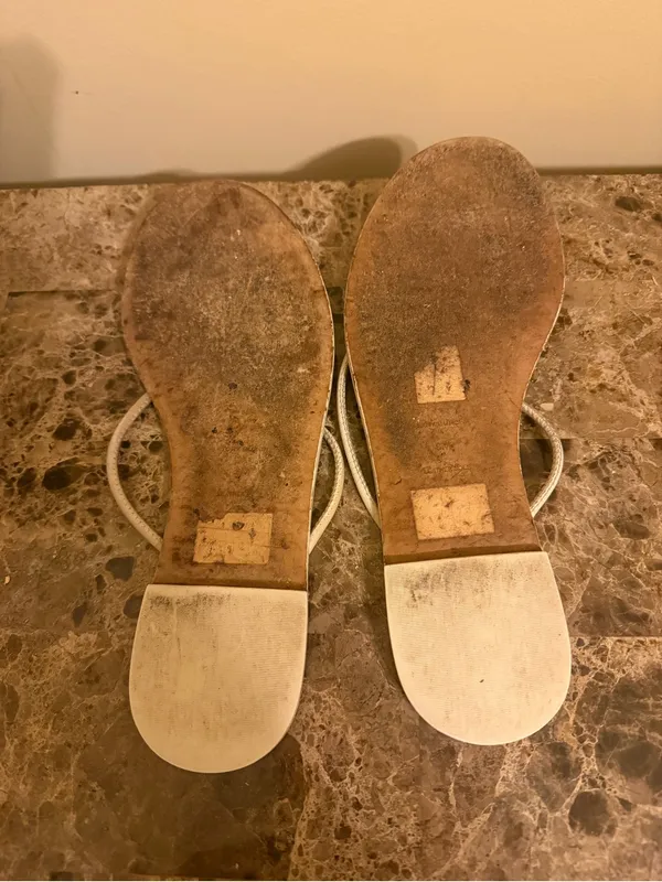 Tory Burch White Capri Thong Sandals with Gold Logo Accents - Image 7