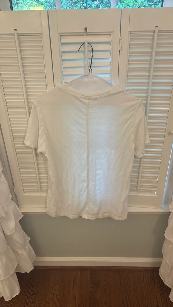 White Lululemon T-shirt - Image 3