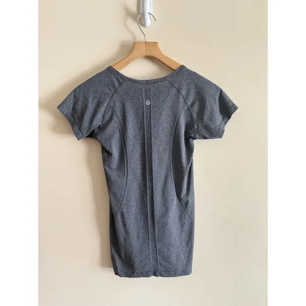 Lululemon Run swiftly‎ short sleeve V Neck Tank Top Size 6 gray - Image 2