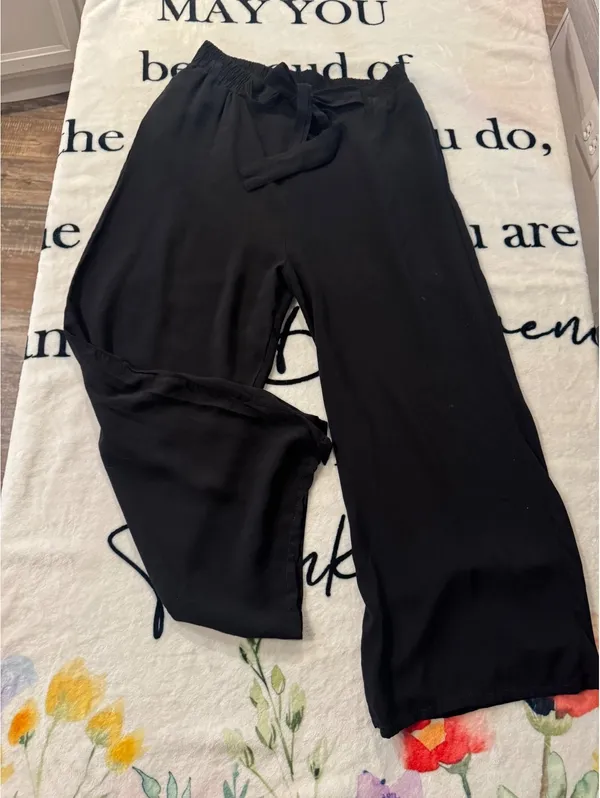 Ambiance Apparel Women's Black Wide-Leg Capri Pants Size M - Image 3