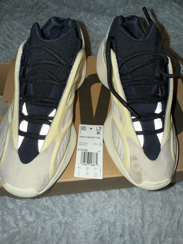 Yeezy 700 V3 - Image 11