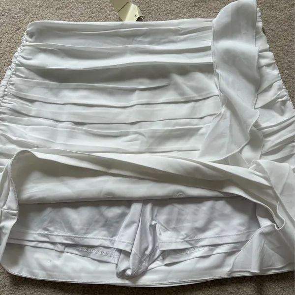 Abercrombie & Fitch White Mini Skirt Ruched Ruffle Medium - Image 3