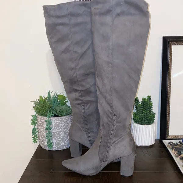 Charlotte Russe Gray Faux Suede Knee-High Boots Size 9 - Image 4