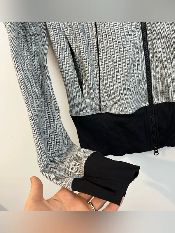 Lululemon Nice Asana Heathered Heringbone Grey Mock Neck Zip Up Jacket Size 6 - Image 10
