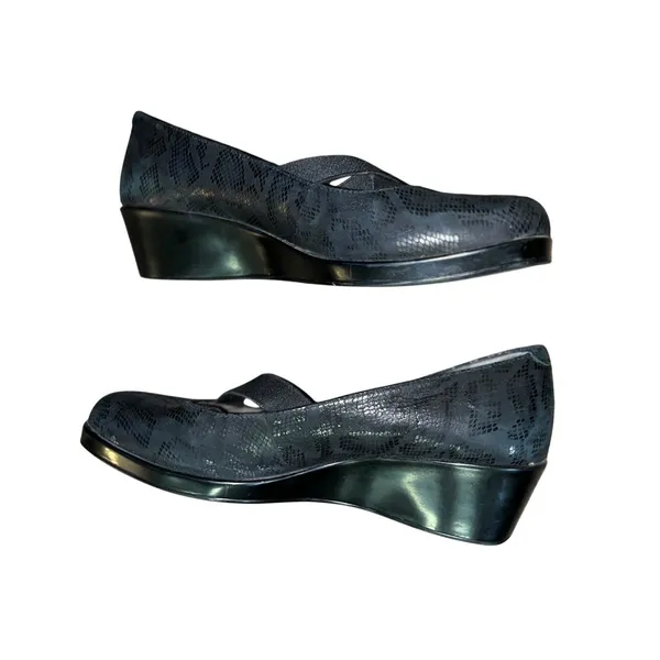 Michelle D Shoes Womens 8 Used Black Snake Skin Texture Wedge - Image 4