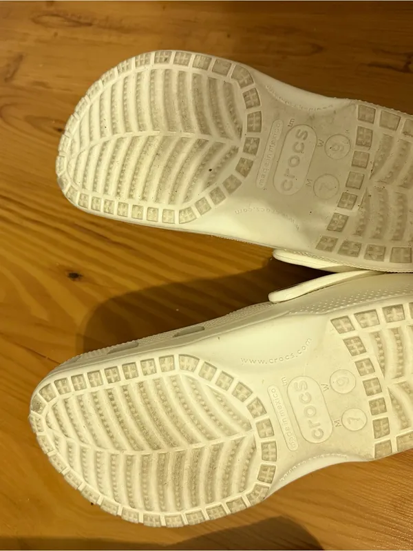 CROCS White Classic Clogs with 9 Cute Jibbitz Charms EUC - Image 4