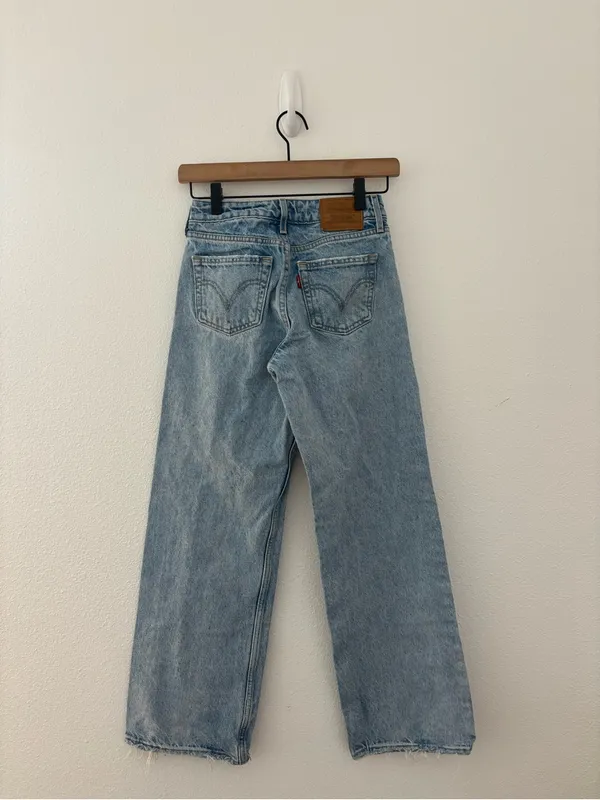 Levi’s low loose jeans light wash - Image 2
