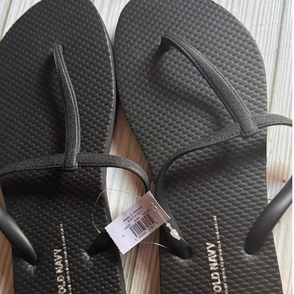 Old Navy Black Slim T Strap Flip Flops Low Heel Casual Style Sandals Sz 7 NWT - Image 4