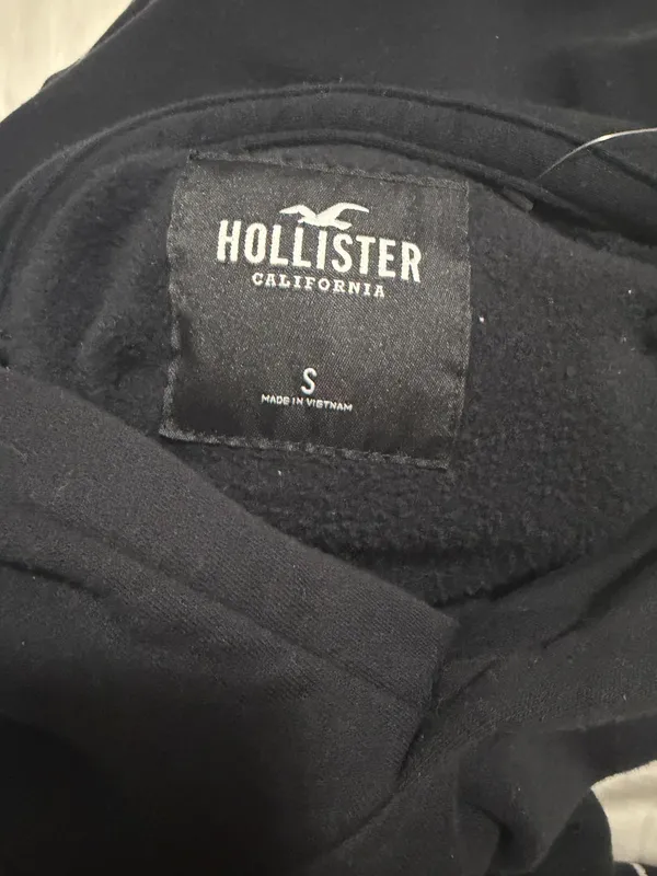 Hollister California Black Hoodie with Los Angeles Script Hood Detail - Image 7