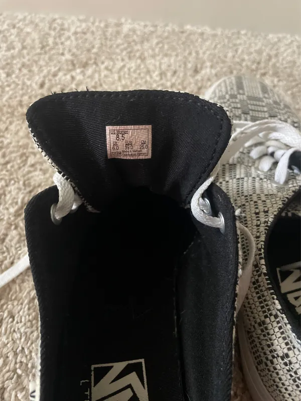 Women’s size 8.5 white and black vans - Image 6