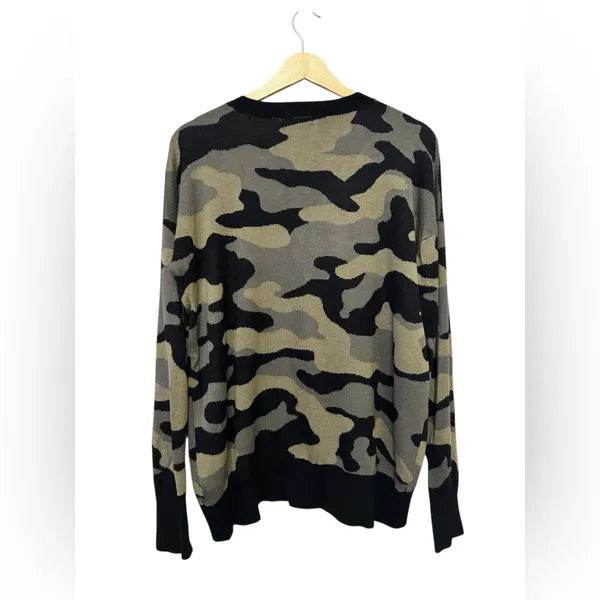 Isaac Mizrahi Green and Black Camo Pullover Knit Crewneck Sweater - Image 4