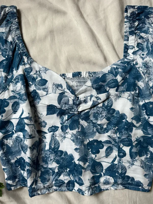 Boutique Floral Crop Top Blouse - Image 3