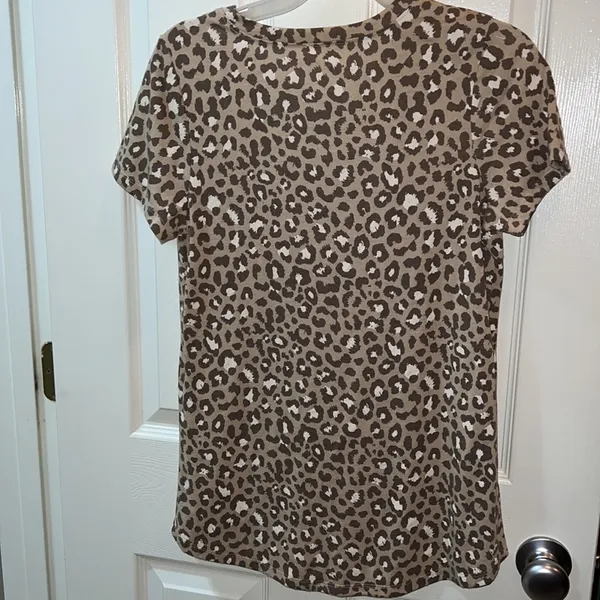 Zoe & Liv Cheetah print tee shirt size medium - Image 2