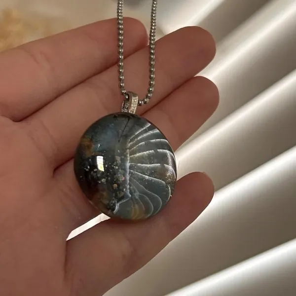 Source Unknown Vintage art glass Round Pendant Necklace Silver Tone Chain - Image 7