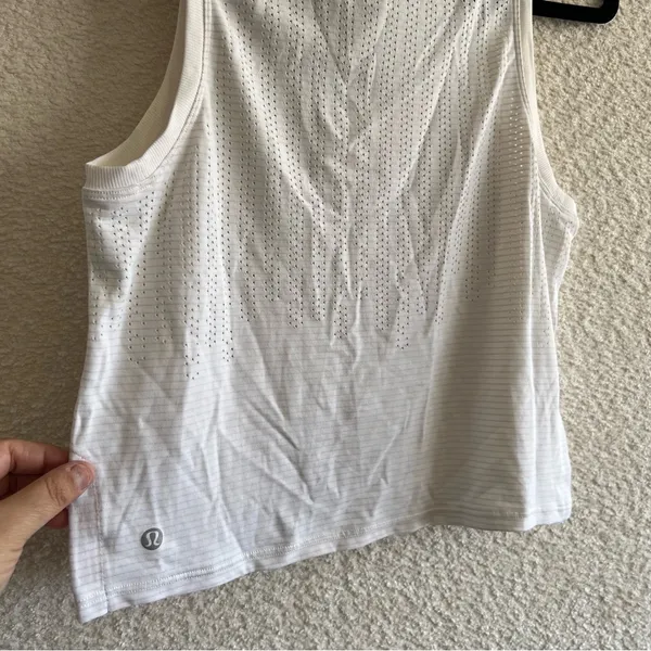 Lululemon Women’s Train‎ To Be Stripe White Tank Top Size 2 - Image 10