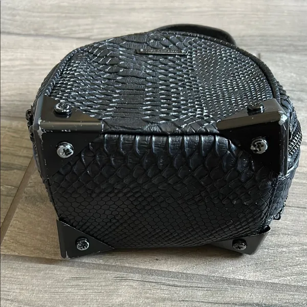 Chic Black Crossbody Bag - Image 3
