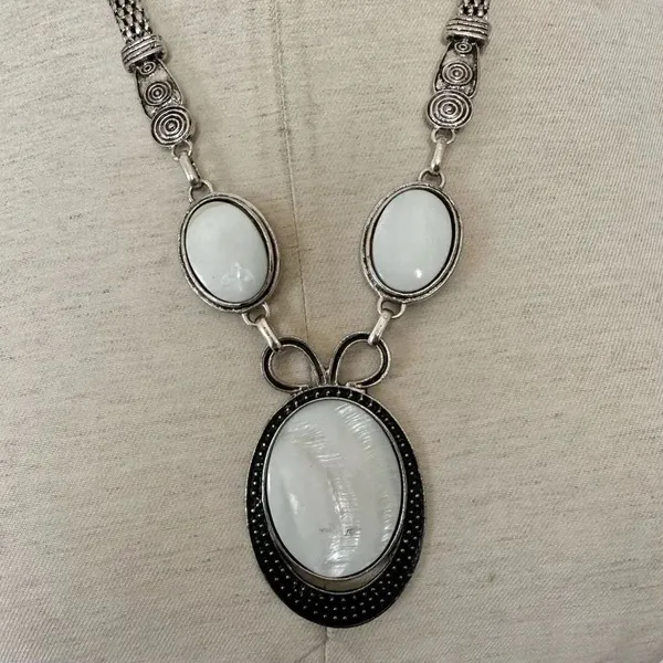 White silver tone pendant necklace - Image 3