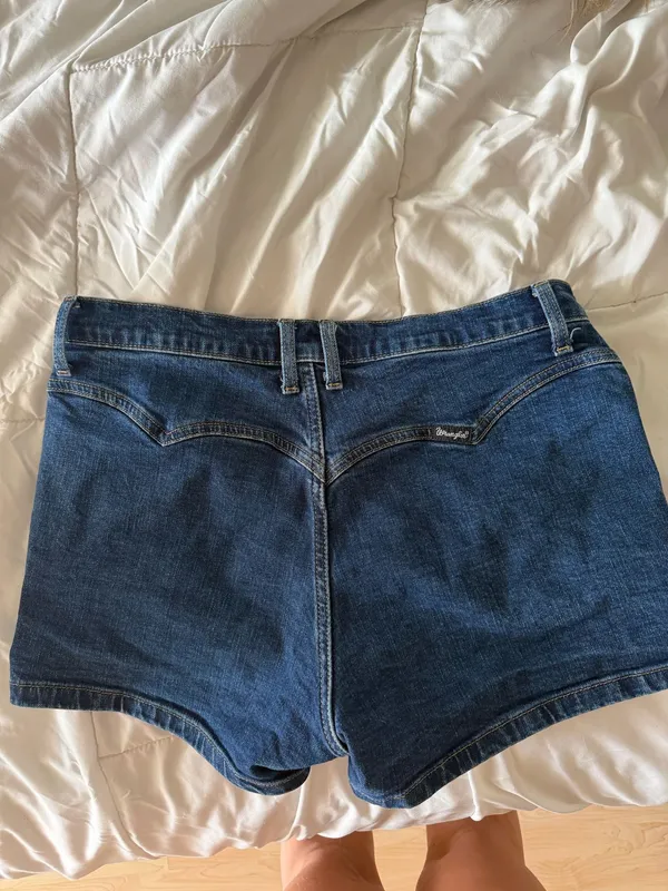 Wrangler Medium Wash Denim Shorts Size 32 - Image 2