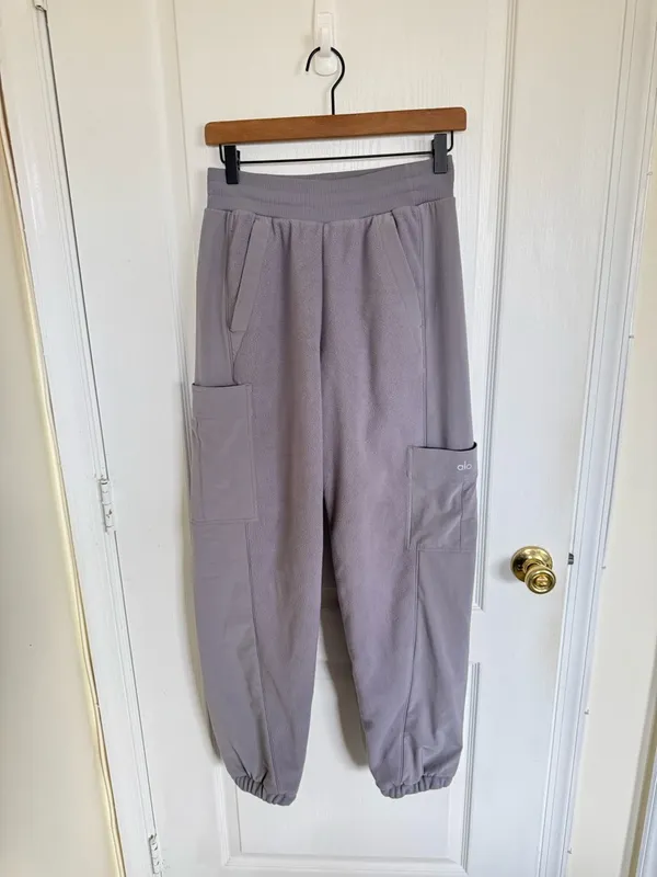 Alo Yoga Polar Fleece Wintry Mix Cargo Pant in Fog Grey - Image 5