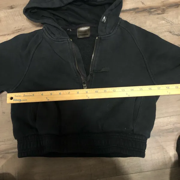 Gymshark cropped zip up hooded sweatshirt - small - Image 3