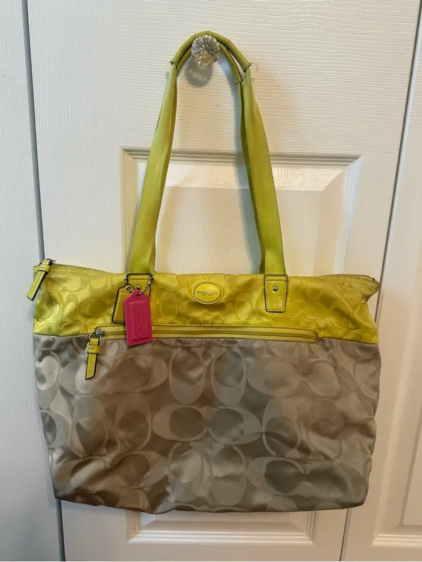 Y2K Coach Getaway Nylon Signature Tote in Yellow and Cream - Image 2