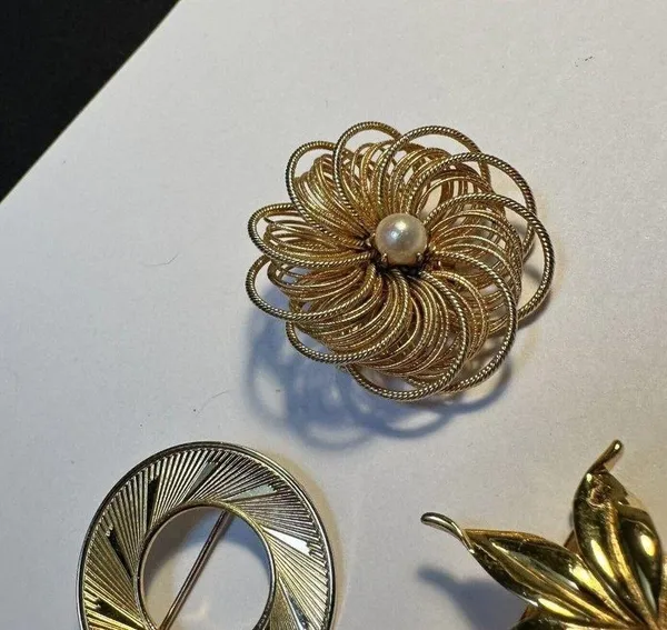 Lot Of 3 Gold Tone Brooch Pins Faux Pearl - Image 2