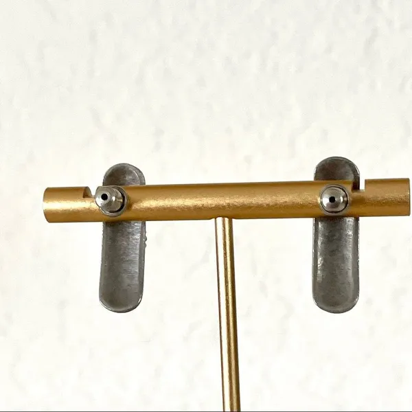 Silver tone Pearl and black post earrings - Image 5