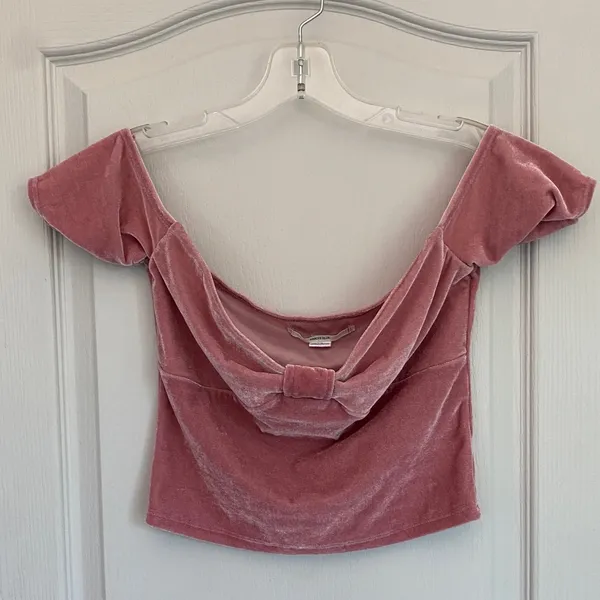 Kimchi Blue UO Esme Pink Velvet Off The Shoulder Knot Front Crop Top Wmns Medium - Image 11