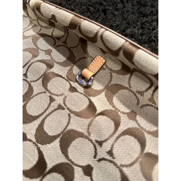 Classic coach pattern handbag in brand new condition - Image 6