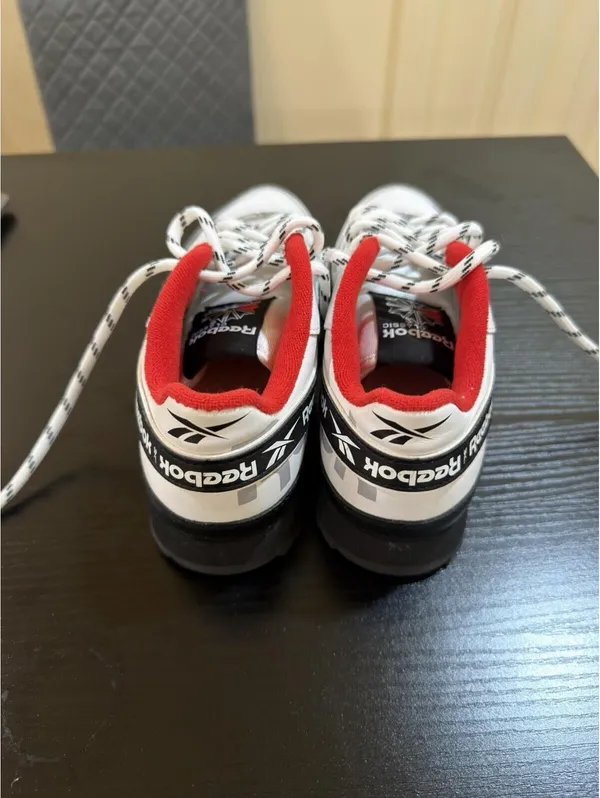 Size US 6 Women’s reebok classic white/red/black leather shoes (m12) - Image 4