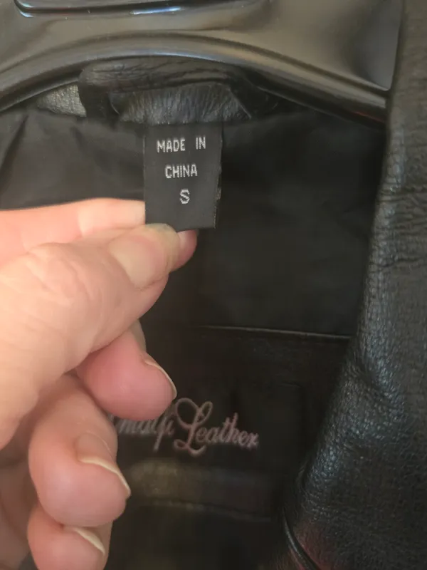 O Amalfi Black Leather Button - Image 3