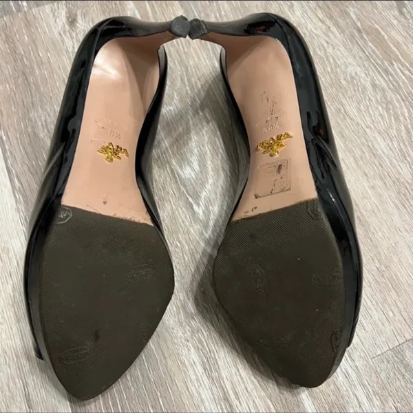 Prada peptoe Patent Leather Pumps are a size 8. - Image 3