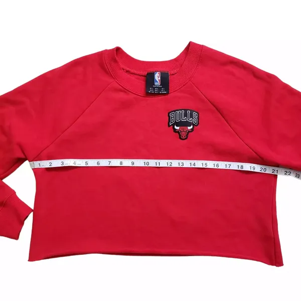 Chicago Bulls NBA Crop Sweatshirt Womens Large Red Crewneck Pullover Long Sleeve - Image 6