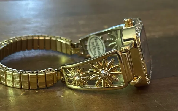 Gold tone flower band Quartz analog watch - Image 6