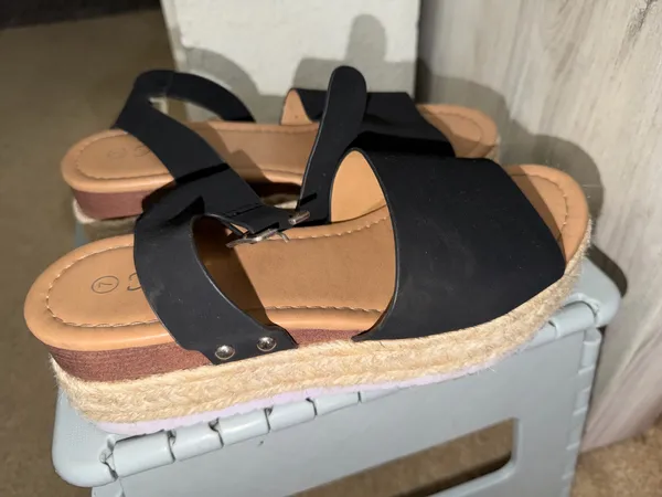 Women’s black platform sandals Size 7 - Image 2