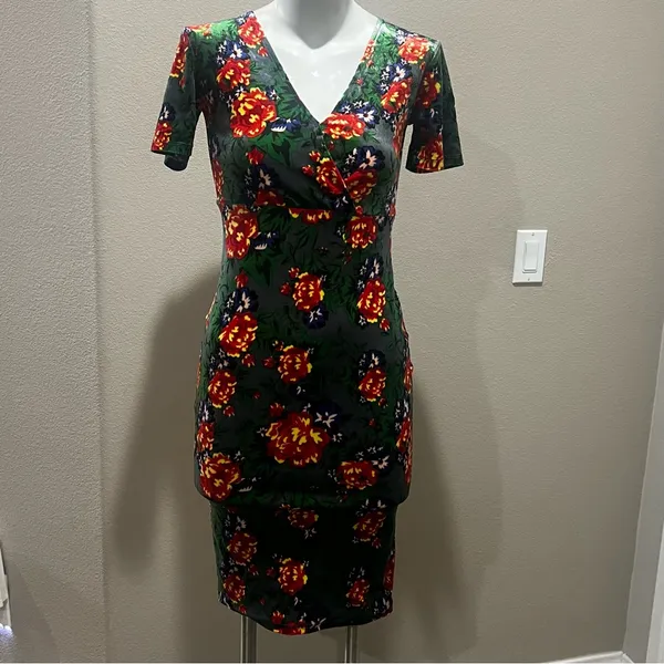 Zara green velvet short sleeve floral dress - Image 2