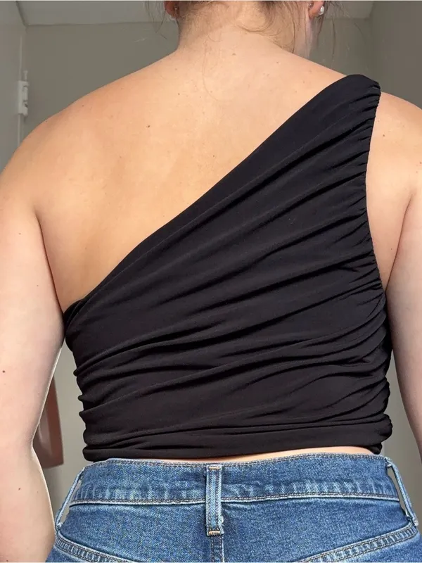 Forever 21 black ruched one-shoulder crop top - Image 2