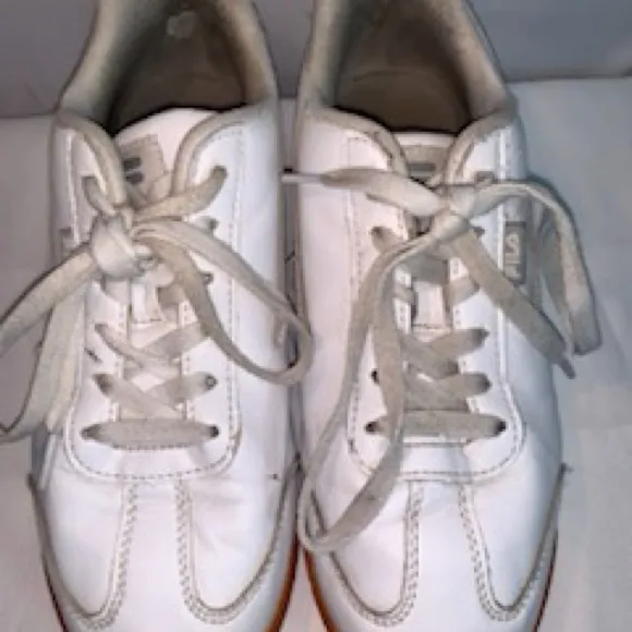 Fila sneakers size 7.5 women’s in white - Image 2