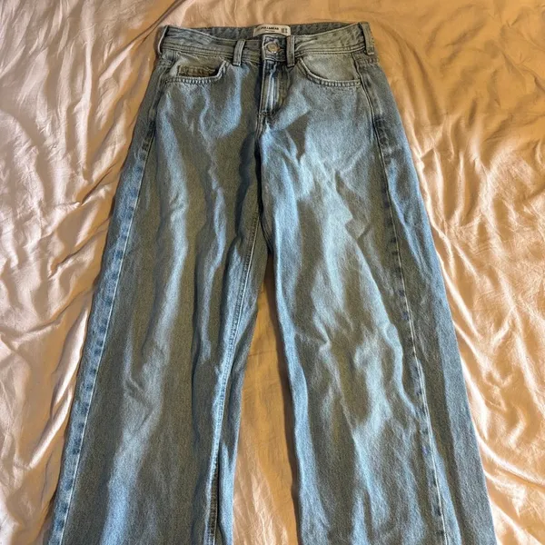 Worn twice, Pull&Bear Low-Waisted Wide Leg Jeans, Light Washed, Size 0 - Image 2