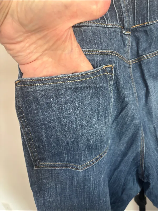 Old Navy Women's Blue Boot-Cut Elastic Waist Jeans - Image 4
