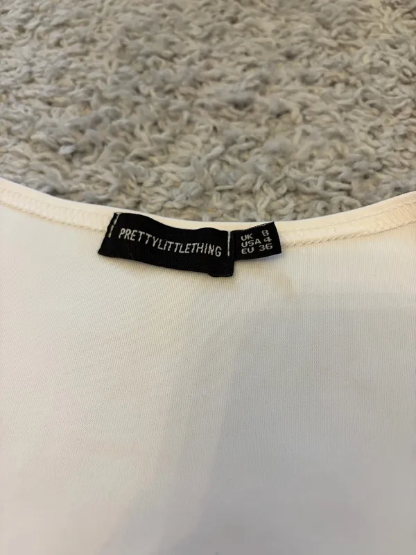 Pretty Little Thing white short sleeve cropped top - Image 2