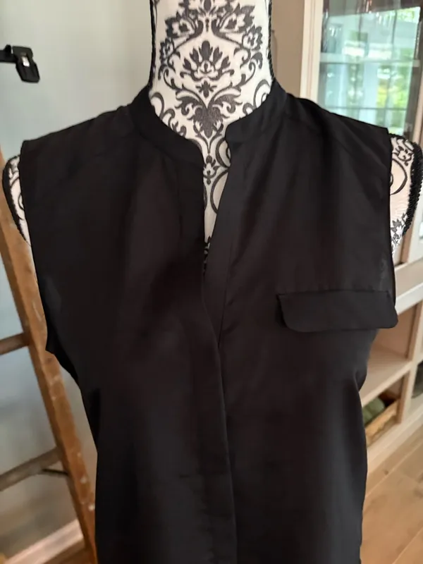 H&M size 8 black sleeveless blouse - Image 2