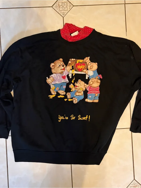 Basic Editions Black Sweatshirt with Red Polka Dot Collar and Honey Bear Graphic - Image 2
